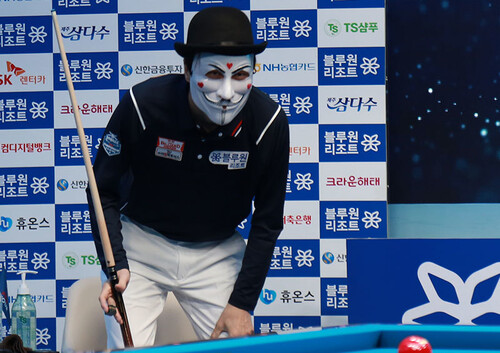 가면 쓰고 등장한 해커. PBA 제공