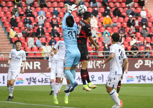 24일 오후 포항 스틸야드에서 열린 프로축구 K리그1 경기에서 인천 유나이티드의 골키퍼가 포항 선수와 공중볼을 다투고 있다. 포항/연합뉴스