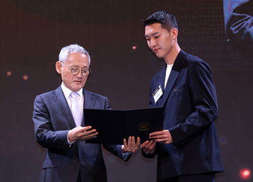 유인촌 문화체육관광부 장관이 31일 우상혁 선수에게 대한민국체육상 경기상을 수여하고 있다. 문체부 제공