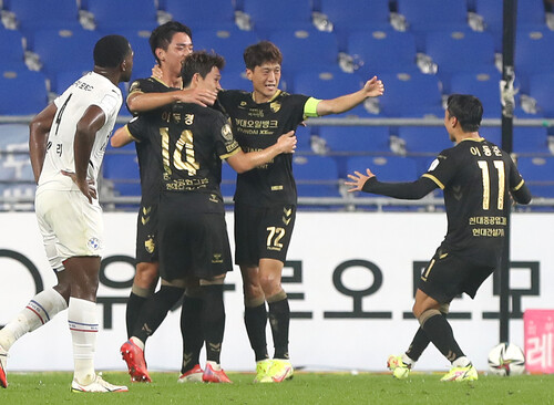 울산 현대의 이청용(72번)이 22일 울산 문수축구경기장에서 열린 프로축구 하나원큐 K리그1 수원 삼성의 경기에서 동점 골을 넣고 기뻐하고 있다. 울산/연합뉴스