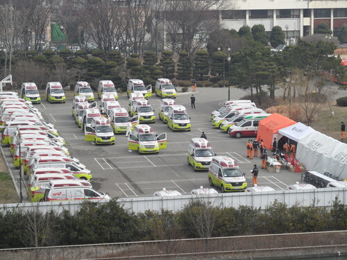 지난 1일 아침 대구 달서구 두류동 옛 두류정수장 터에 코로나19 확진자를 이송하기 위해 119구급차들이 대기하고 있다. 김일우 기자 cooly@hani.co.kr