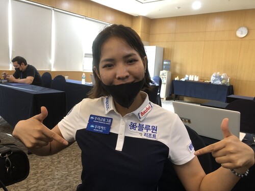 캄보디아 출신의 세계적 선수인 스롱 피아비가 13일 예선전을 2위로 가까스로 통과한 뒤 좋아하고 있다.