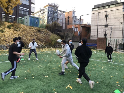 학생들이 십자로 교차하면서 공을 주고받는 훈련을 하고 있다.