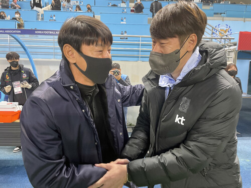 신태용 인도네시아 축구대표팀 감독이 29일 대구 DGB대구은행파크에서 열린 친선경기에서 김은중 한국 19살 이하 대표팀 감독과 악수하고 있다. 대구/연합뉴스