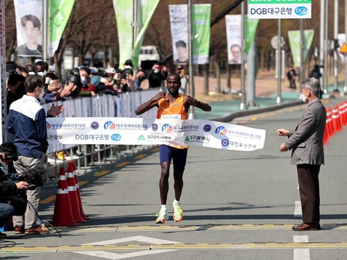 3일 열린 대구국제마라톤 남자부에서 우승한 쉐페라 탐루 아레도. 대한육상연맹 제공