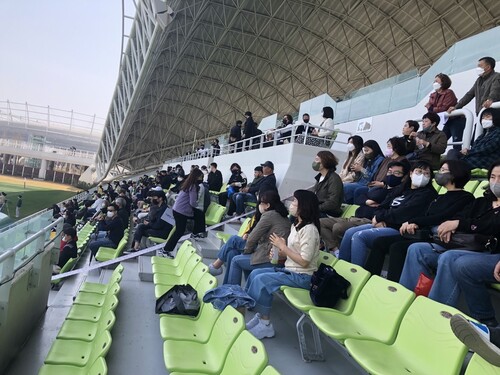 9일 열린 2022 코리아 슈퍼럭비리그 1차 대회 3라운드 한국전력과 현대글로비스의 경기를 관중이 지켜보고 있다. 김창금 기자