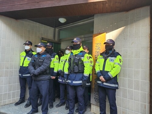 경찰이 7일 국가보안법 위반 혐의로 압수수색이 진행되고 있는 충남 예산군 전국농민회총연맹(전농) 충남도연맹 사무실에 대한 출입을 통제하고 있다. 연합뉴스