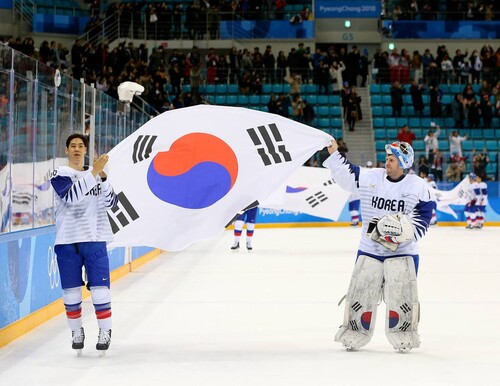 2018 평창올림픽 아이스하키대표팀의 박우상과 맷 달튼. 대한아이스하키협회 제공