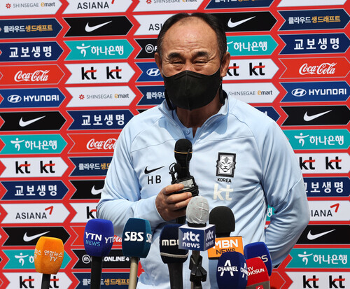 김학범 올림픽 축구대표팀 감독이 22일 경기도 파주 대표팀트레이닝센터에서 훈련 전 기자회견을 하고 있다. 파주/연합뉴스