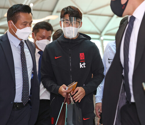 한국 축구대표팀의 손흥민이 2022 카타르 월드컵 아시아 최종예선 A조 이란과의 4차전을 치르기 위해 9일 인천국제공항 출국장에 들어서고 있다. 영종도/연합뉴스
