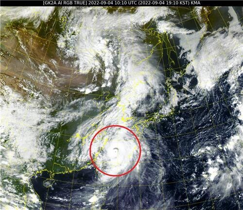 천리안위성 2A호가 4일 오후 7시 10분 촬영한 제11호 태풍 힌남노(붉은 원) 국가기상위성센터 제공.