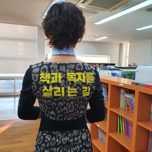 강맑실 대표가 13일 시상식에서 입은 원피스 뒤 모습.                                                       강맑실 대표 제공