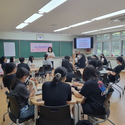 지난달 26일 경기 남양주시 광동중학교 도서관 광동책숲에서 열린 여름방학 독서캠프 ‘나도! 미디어 크리에이터-북트레일러 만들기 특강’ 모습. 광동중 도서관 광동책숲 제공