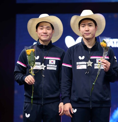 장우진(왼쪽)과 임종훈이 30일(한국시각) 미국 휴스턴에서 열린 세계탁구챔피언십 남자복식에서 은메달을 딴 뒤 포즈를 취하고 있다. 대한탁구협회 제공