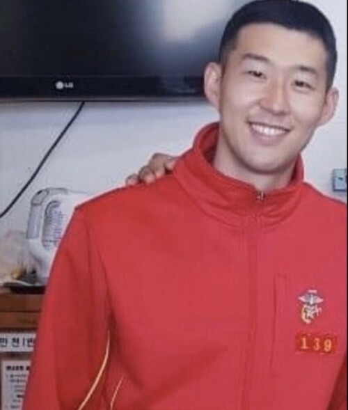 온라인 커뮤니티에 올라온 최근 손흥민의 모습으로 보이는 사진. 에펨코리아
