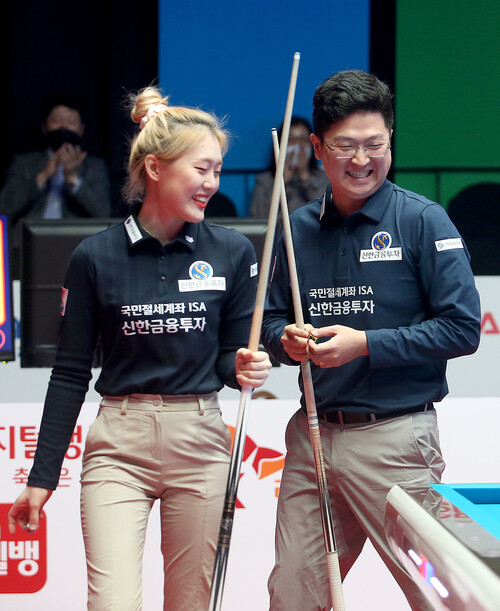 프로당구 신한금융투자의 주장 조건휘(오른쪽)와 김보미. PBA 제공