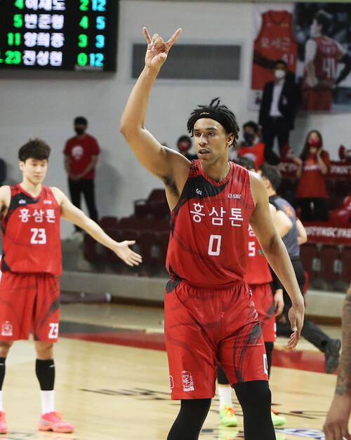 인삼공사의 제러드 설린저가 26일 경기도 안양실내체육관에서 열린 프로농구 4강 플레이오프 3차전 현대모비스와 경기에서 막판 자유투를 성공시킨 뒤 기뻐하고 있다. 안양/연합뉴스