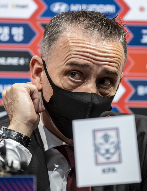 파울로 벤투 축구대표팀 감독이 5일 파주NFC에서 열린 2022 카타르 월드컵 아시아 최종예선 A조 편성 관련 기자회견에서 기자의 질문을 듣고 있다. 파주/연합뉴스