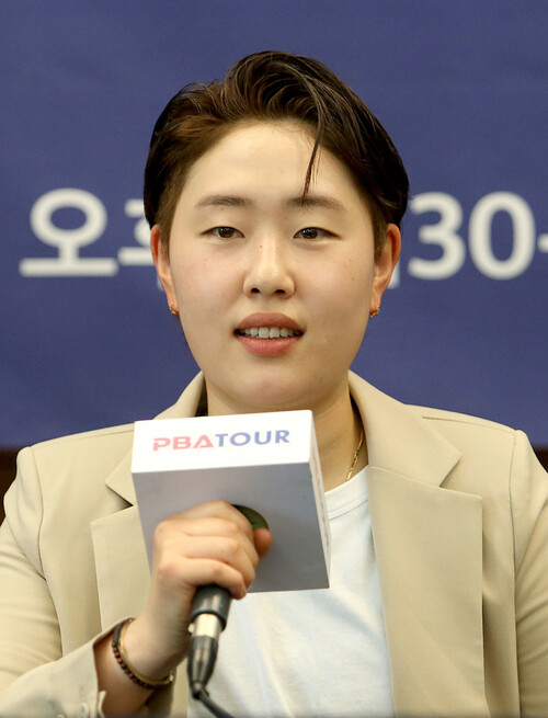 프로당구 PBA 신생팀 휴온스에 우선지명된 김세연이 17일 서울 프레스센터에서 기자들의 질문에 답하고 있다. PBA 제공