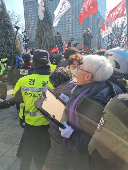 이태원 참사 유가족협의회와 시민대책회의가 4일 서울도서관 앞에 합동분향소를 설치하는 과정에서 경찰, 서울시 공무원들과 충돌이 발생했다. 채윤태 기자