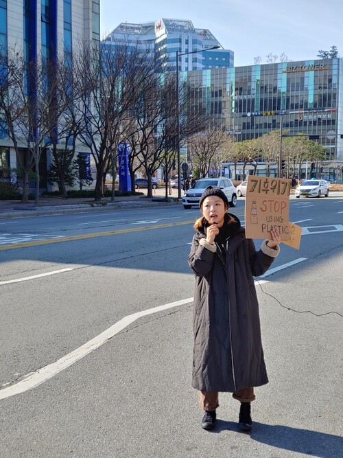 지난 10일 광주광역시청 앞 도로에서 열린 ‘기후비상사태 미래를 위한 금요행동’에 참여한 이세형 이사장. 광주기후위기 비상행동 준비위원회 제공