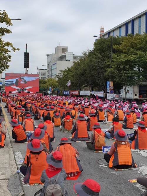 민주노총 광주본부도 20일 오후 2시부터 광주시 서구 치평동 광주시청 앞 도로에서 총파업 결의대회를 열고 있다. 정대하 기자