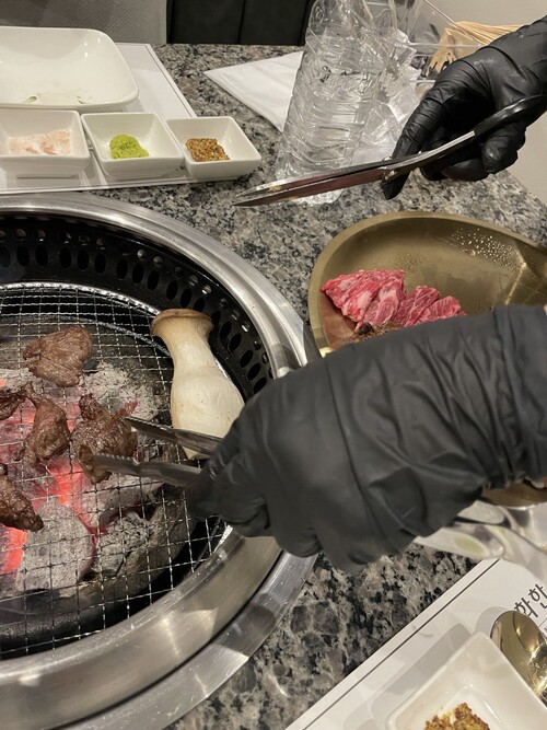 한 식당 종업원이 라텍스 위생장갑을 끼고 고기를 자르는 모습. 김기성 선임기자