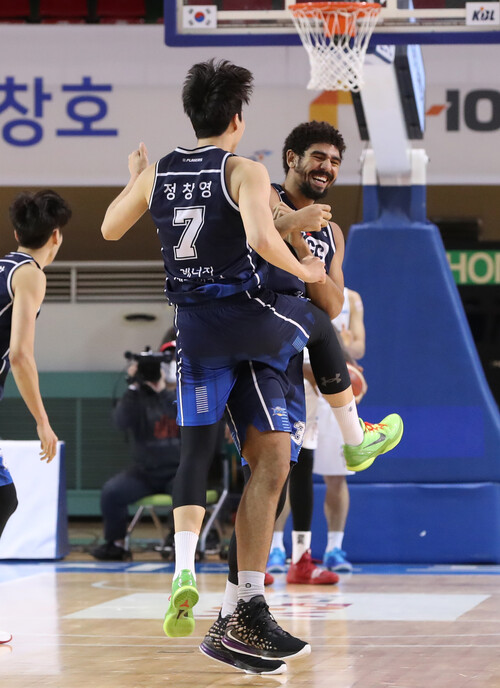 케이씨씨(KCC)의 외국인 선수 타일러 데이비스가 10일 군산 월명체육관에서 열린 프로농구 전자랜드와 경기에서 승부를 가르는 슛을 성공시킨 뒤 기뻐하고 있다. KBL 제공