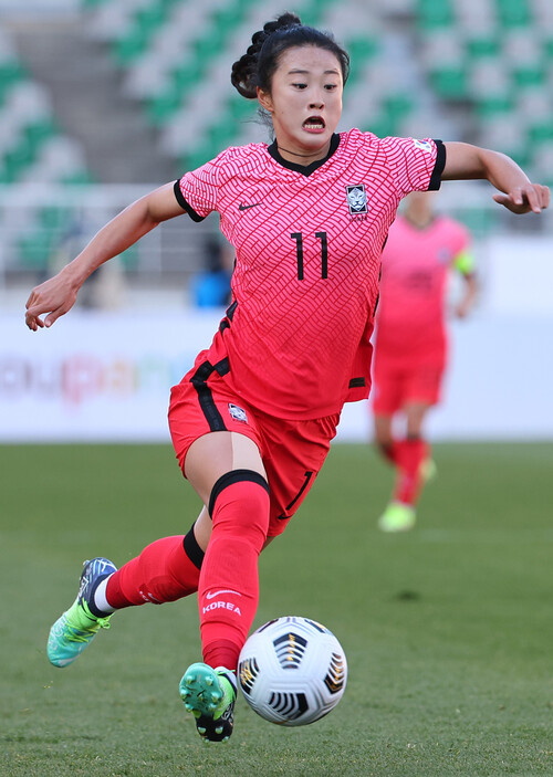 한국 여자축구대표팀의 공격수 최유리가 27일 경기도 고양종합운동장에서 열린 뉴질랜드와의 친선경기에서 질주하고 있다. 고양/연합뉴스
