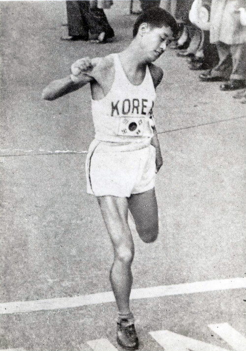 함기용 고문이 1950년 보스턴 마라톤에서 1위로 결승선을 통과하고 있다. 연합뉴스