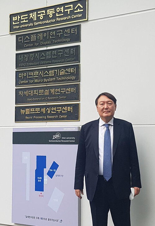 윤석열 전 검찰총장이 지난 17일 서울대 반도체 공동연구소를 방문해 반도체 물리학자인 고 강대원 박사 흉상 앞에서 기념 촬영을 하고 있다. 연합뉴스 윤석열 전 검찰총장이 지난 17일 서울대 반도체 공동연구소를 방문해 반도체 물리학자인 고 강대원 박사 흉상 앞에서 기념 촬영을 하고 있다. 연합뉴스