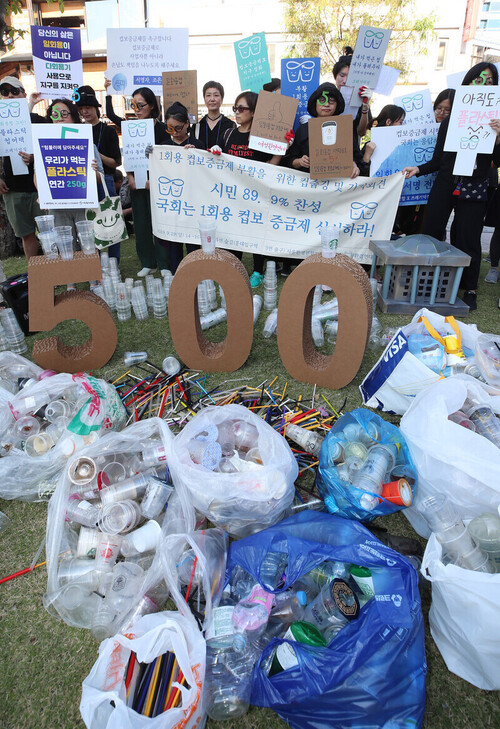 지난 2019년 9월 서울환경운동연합과 여성환경연대 회원들이 서울 마포구 홍대입구역 일대에서 일회용 컵 보증금제 부활을 위한 기자회견을 하고 있다. 연합뉴스