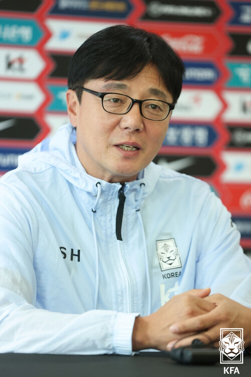 황선홍 23살 이하 축구대표팀 감독이 11일 경기 파주트레이닝센터(NFC)에서 비대면 기자회견을 하고 있다. 대한축구협회 제공