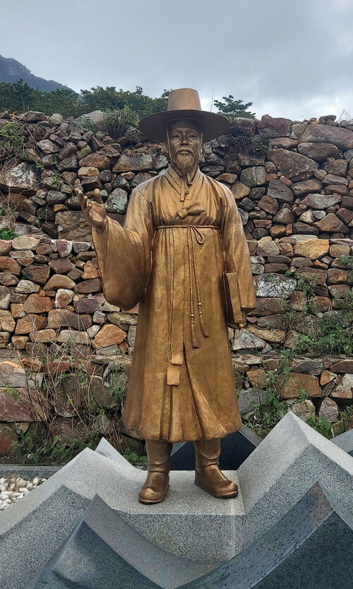 사리 ‘유배 문화 공원’에 있는 손암 정약전 동상. 김선식 기자