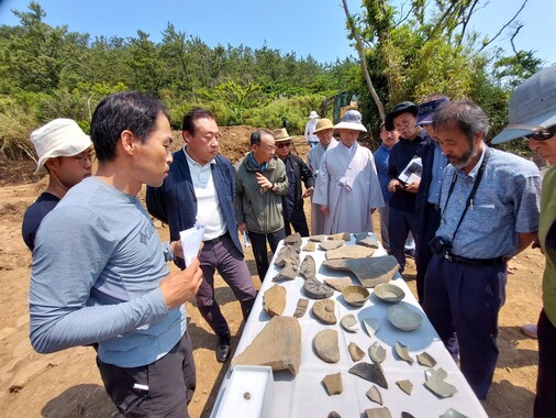 지난 14일 오전 무심사터 발굴현장 설명회 현장. 조사단과 전문가들이 통일신라 토기와 고려 막새기와, 상감청자 그릇 등의 출토품들을 검토하고 있다. 노형석 기자