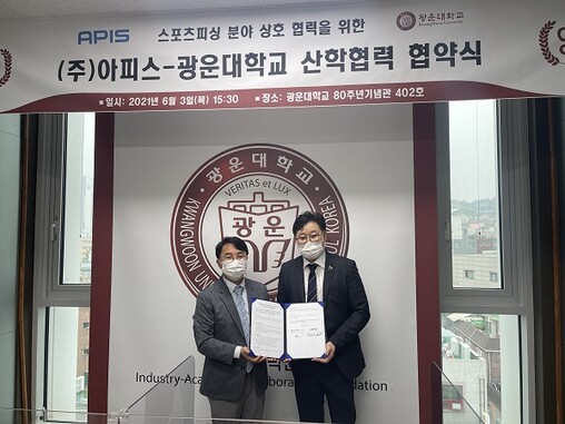 &nbsp; &nbsp; &nbsp; &nbsp;사진 좌측 광운대 박철환 산학협력단장, 우측 ㈜아피스 곽종대 대표이사. 광운대 제공