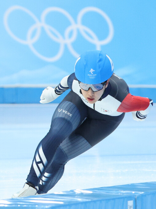 김보름이 19일 중국 베이징 국립 스피드스케이팅 경기장에서 열린 2022 베이징겨울올림픽 스피드스케이팅 여자 매스스타트 준결승에서 역주하고 있다. 베이징/연합뉴스