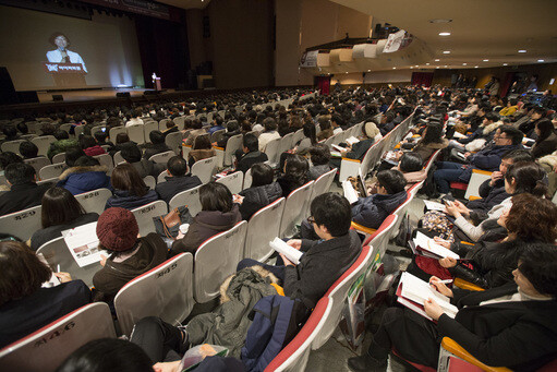 2015년 1월12일 서울 강남구 숙명여고 강당에서 열린 ‘재수생을 위한 2016학년도 대학입시 설명회’에서 학생과 학부모들이 재수생 입시전략에 대한 설명을 듣고 있다. 김성광 기자 flysg2@hani.co.kr