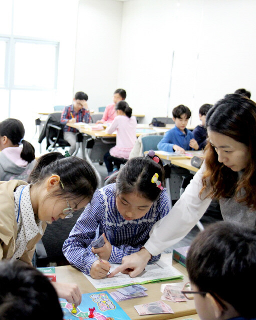 용돈 교육 프로그램에 참석한 아이들이 용돈기입장 쓰는법을 포함한 용돈관리법에 대해 배우고 있다. 청소년금융교육협의회 제공