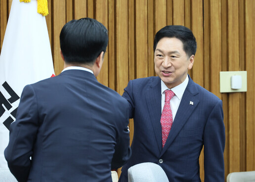 김기현 대표가 지난 13일 국회에서 열린 교권회복과 강화를 위한 국민의힘-교원단체 간담회에서 참석자들과 인사하고 있다. 연합뉴스