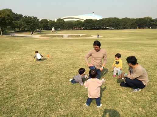 아빠들이 아이들과 놀아주는 모습. 한겨레 자료사진.