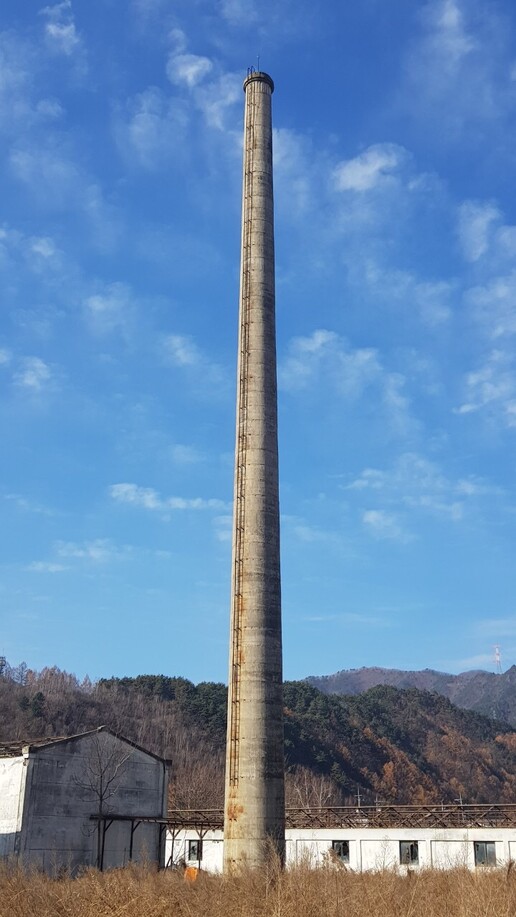 30일 철거 예정인 옛 잠사공장 굴뚝 모습. 평창군 제공