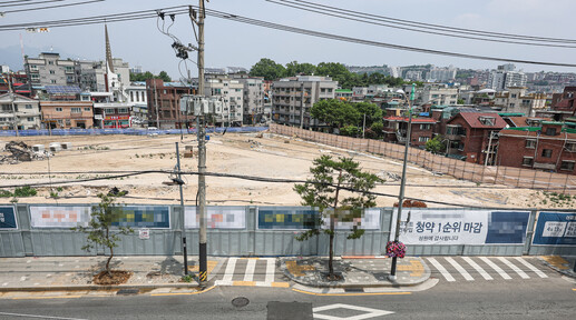 29일 오후 서울 강북구 한 재개발 단지 앞에 청약 1순위 마감을 알리는 현수막이 걸려 있다. 최근 분양가는 오르는 반면에, 대출 규제는 세지고 금리도 오르면서 ‘분양 불패’로 불린 서울에서도 당첨자들의 계약 포기가 잇따르고 있다. 연합뉴스