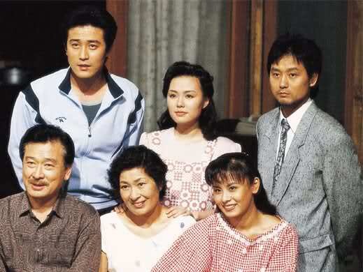 평균 시청률 59.6%로 시청률 역대 1위의 드라마 &lt;사랑이 뭐길래&gt;(1991). 인쇄소 사장으로 나온 이순재는 엄격하고 깐깐한 가부장적인 아버지를 연기했다. 이순재 아내 역할은 김혜자가 맡았다. 최무룡의 아들인 최민수가 이 드라마에서 이순재 아들로 나온다. 최민수와 하희라는 연인 관계였다. 김수현 작가가 대본, 박철 PD가 연출을 맡았다. MBC 제공