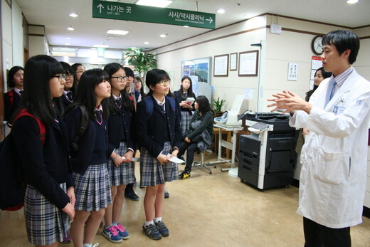 2013년 5월6일 성덕여자중학교 진로체험 동아리 학생들이 강동경희대병원을 방문해 의사의 설명을 듣고 있다. 최화진 기자 lotus57@hanedui.com