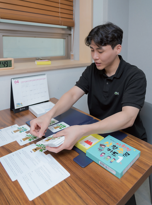 푸른나무재단 상담실에서는 학교폭력 사안처리에 대해 전문적으로 교육 및 연수를 받은 상담사가 전화 상담을 진행한다. 재단을 찾아온 학생들과는 감정 카드, 상황 카드 등 도구를 이용해 학생이 말로 하지 못한 감정을 읽어내고 대화의 물꼬를 트기도 한다.자료 제공 푸른나무재단