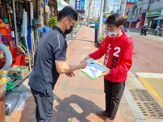 한상욱 전주시의원 후보자가 25일 오전 전북 전주시 덕진구 여의동에서 상가 주민들로부터 불편사항을 받고 있다. 한 후보 제공