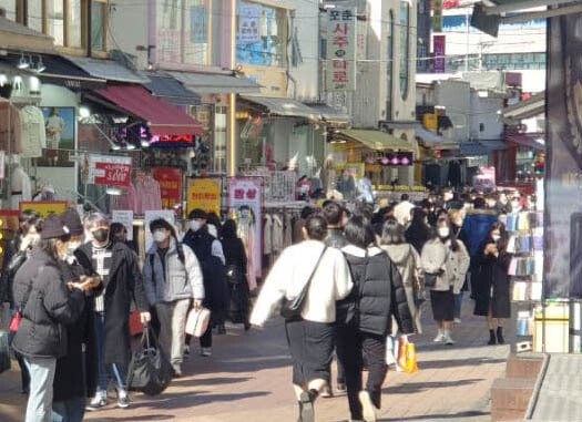 6일 오후 서울 마포구 홍익대학교 인근 거리가 인파로 북적이고 있다. 송채경화 기자 khsong@hani.co.kr