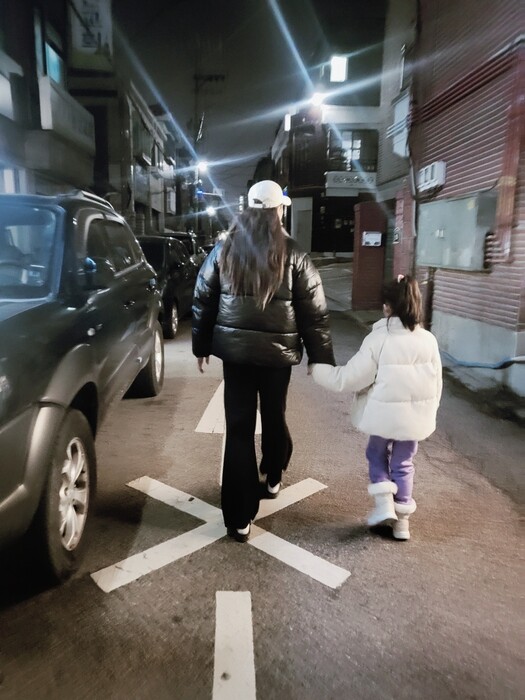 선아(가명·6)가 엄마와 손을 잡고 집 인근을 산책하고 있다. 굿네이버스 제공