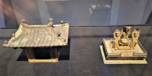 고려시대의 금동불감(왼쪽)과 불감 안에 봉안됐던 석가삼존상.